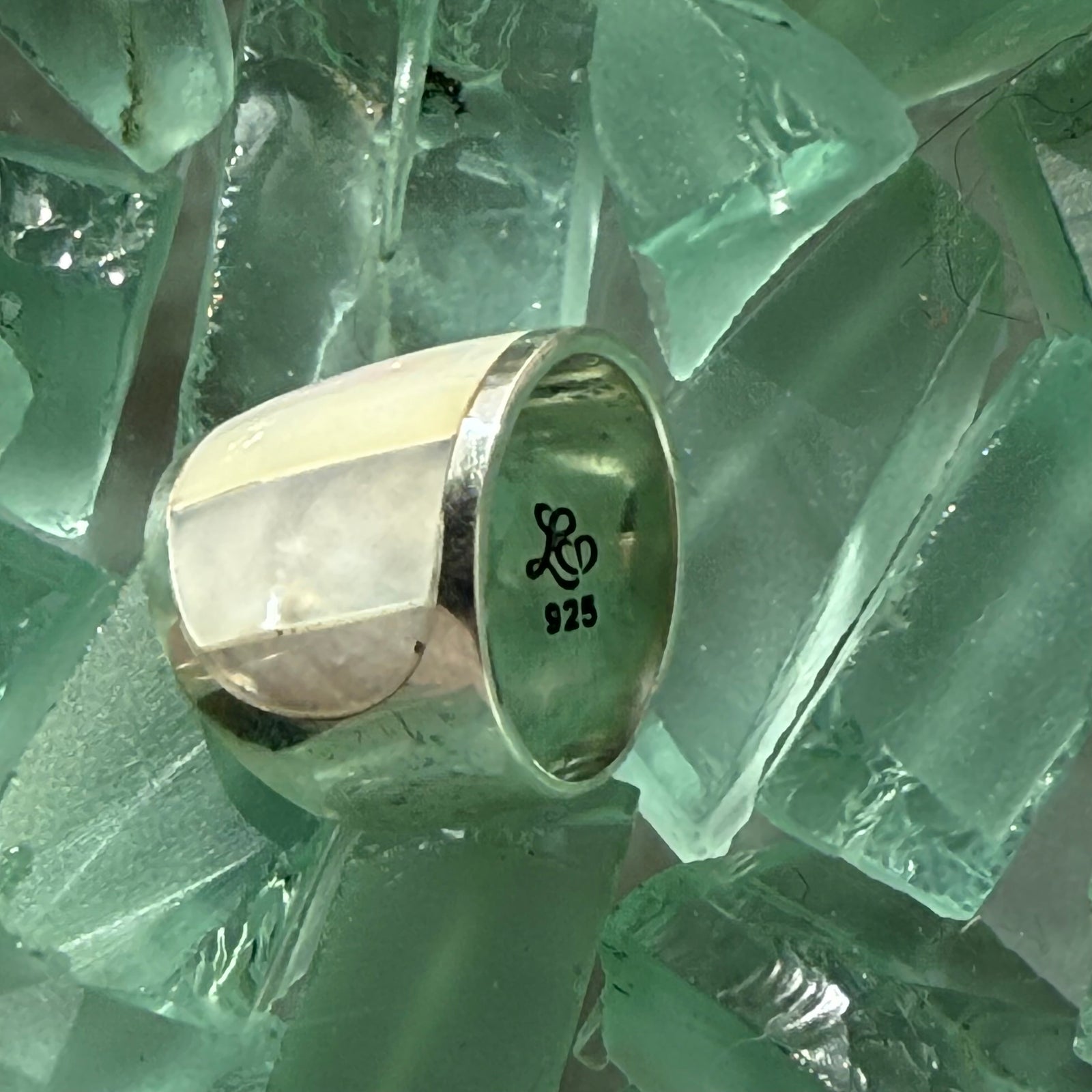 Mother of Pearl Curve Ring - Black or White