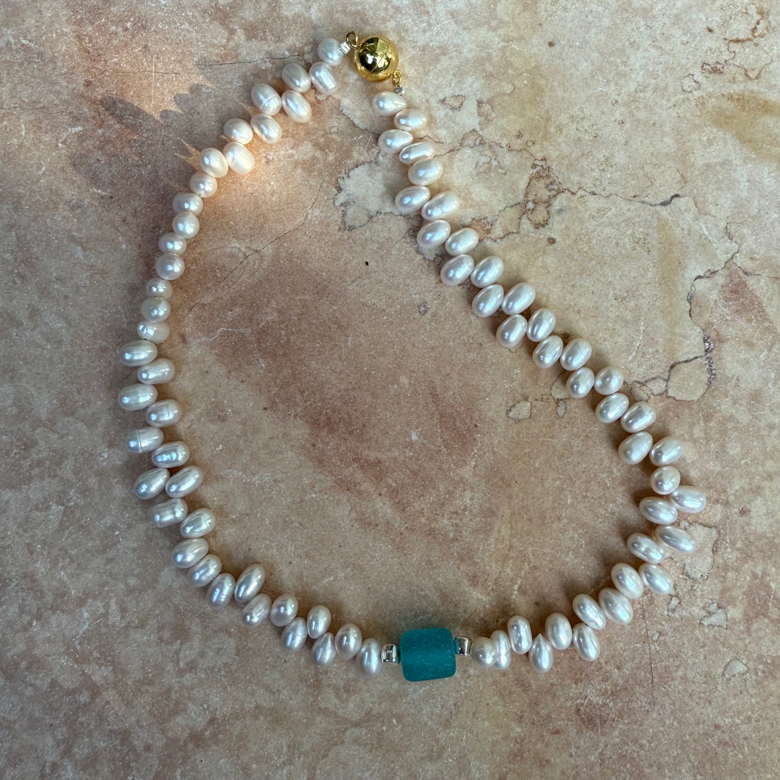Mimmi - Pearls with single aqua glass bead