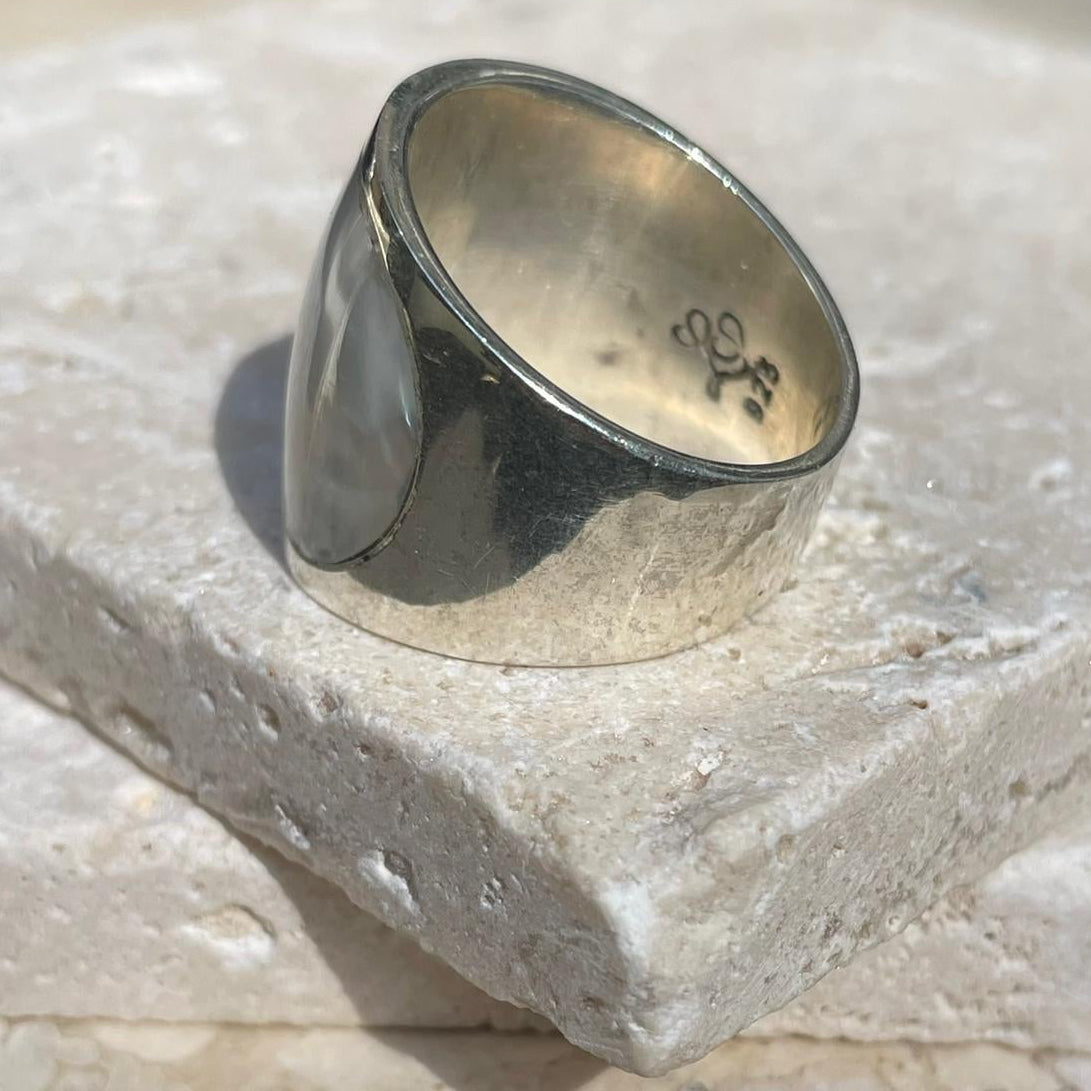 Mother of Pearl Curve Ring - Black or White