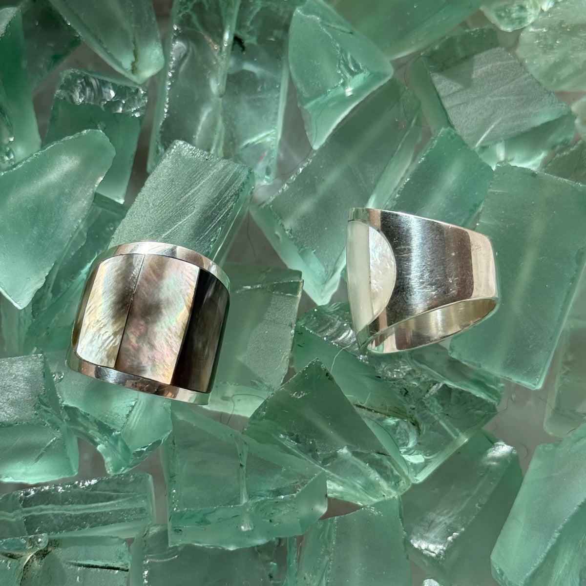 Mother of Pearl Curve Ring - Black or White