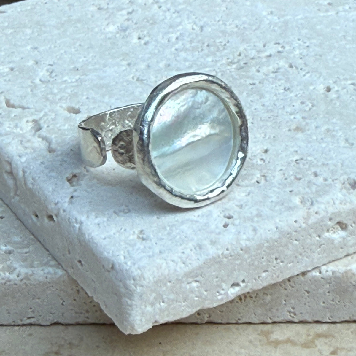 Brava - Adjustable Ring in Mother of Pearl and Paua shell