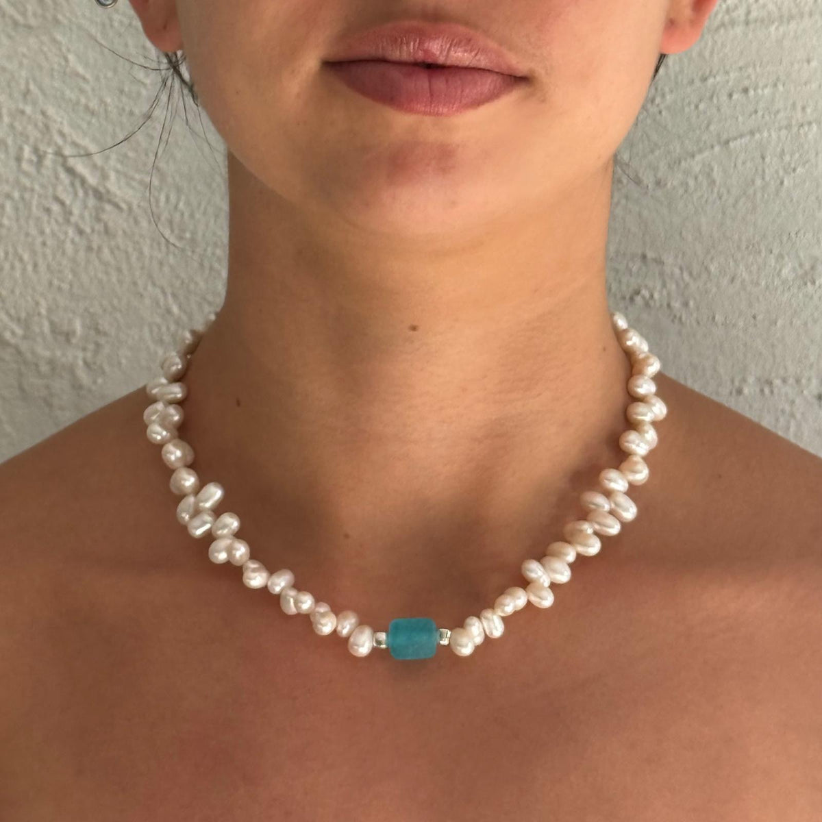 Mimmi - Pearls with single aqua glass bead