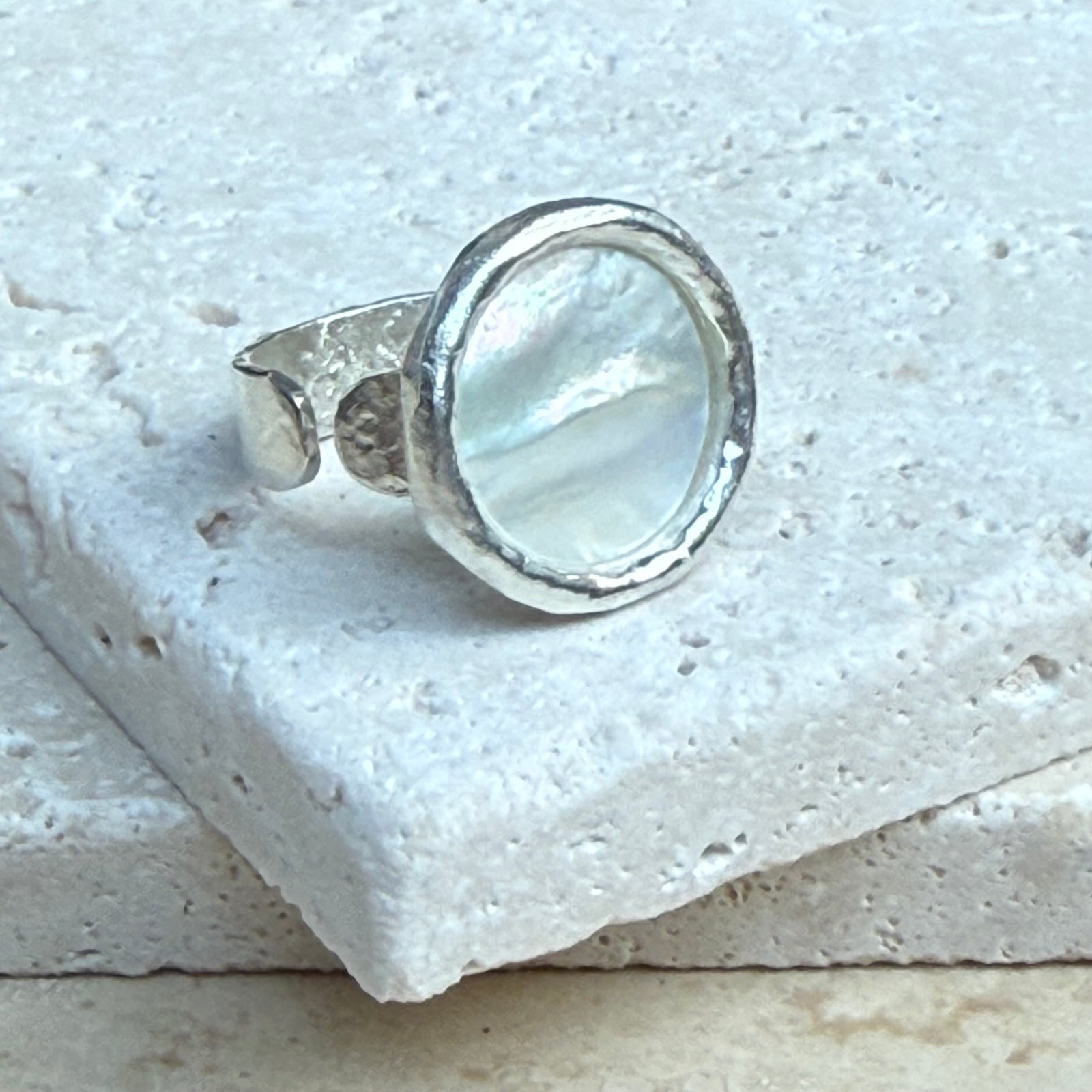 Brava - Adjustable Ring in Mother of Pearl and Paua shell