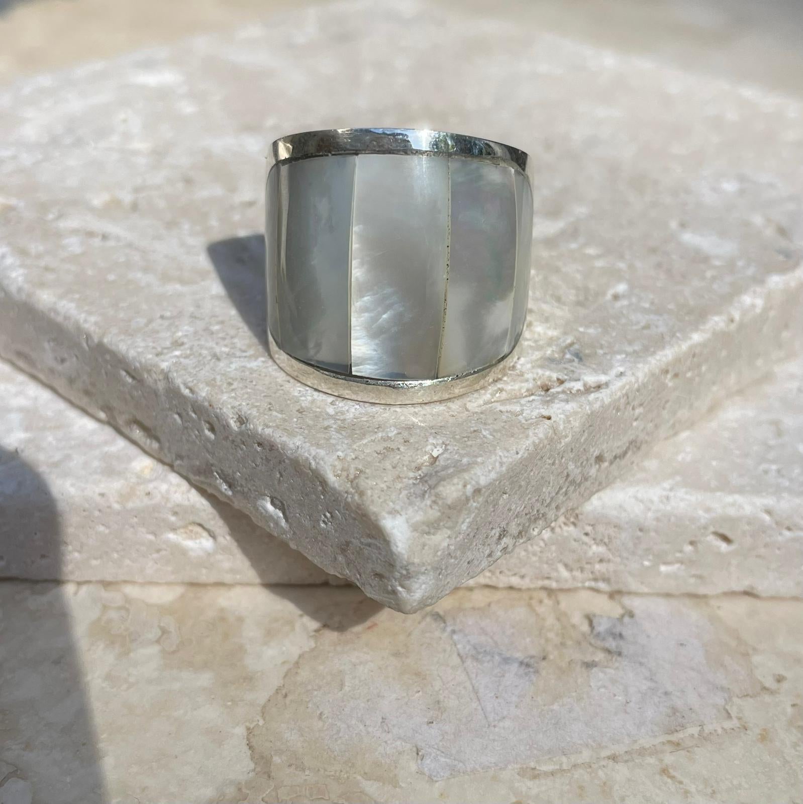 Mother of Pearl Curve Ring - Black or White